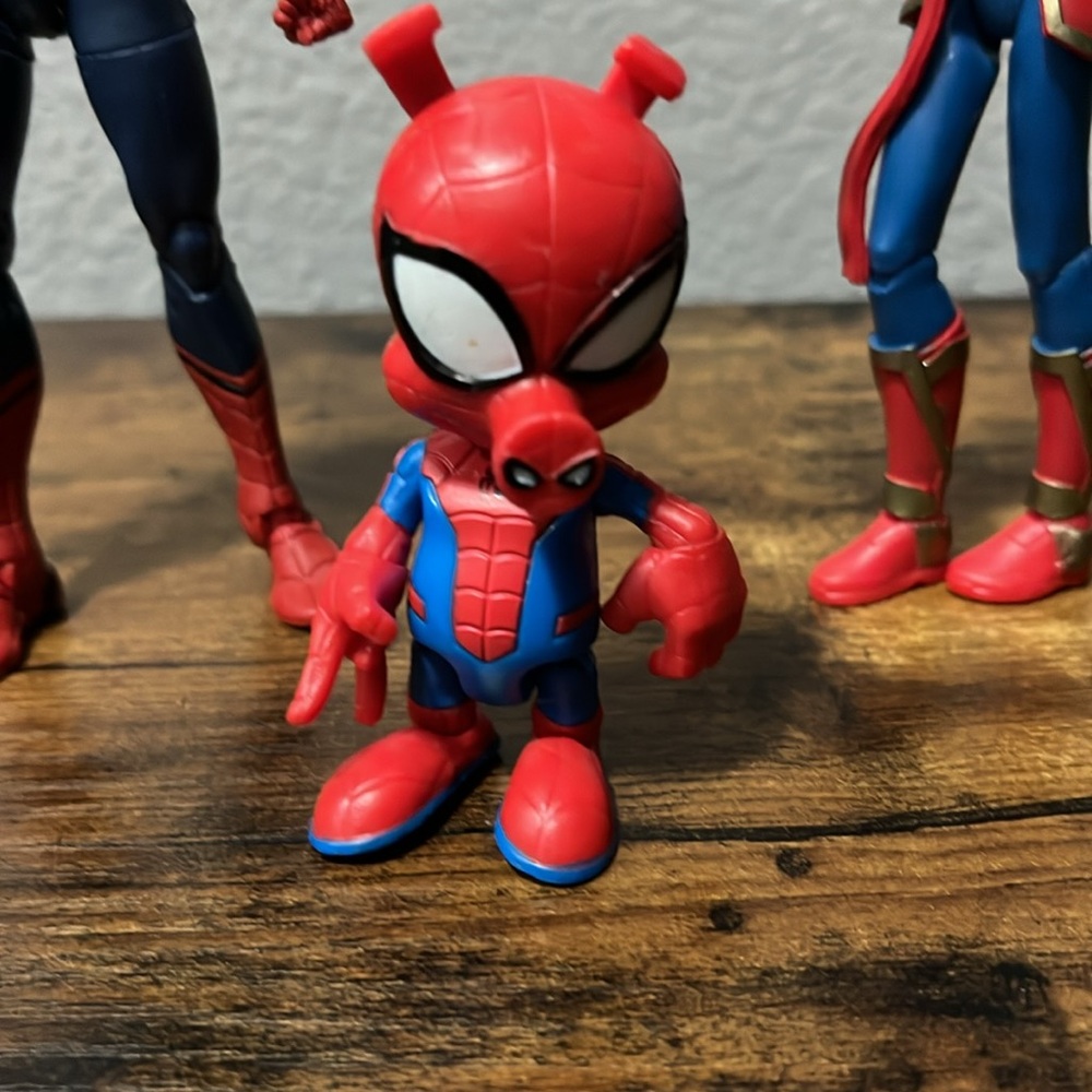 Superhero Action Figure Set - Red and Blue - Picture 3 of 10